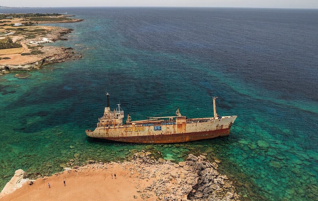 Peyia, Zypern - 07. April 2025: Luftaufnahme des Schiffswracks Edro III, umgeben von wunderschönen Meereshöhlen und einer felsigen Küstenlinie, Peyia, Paphos, Zypern.