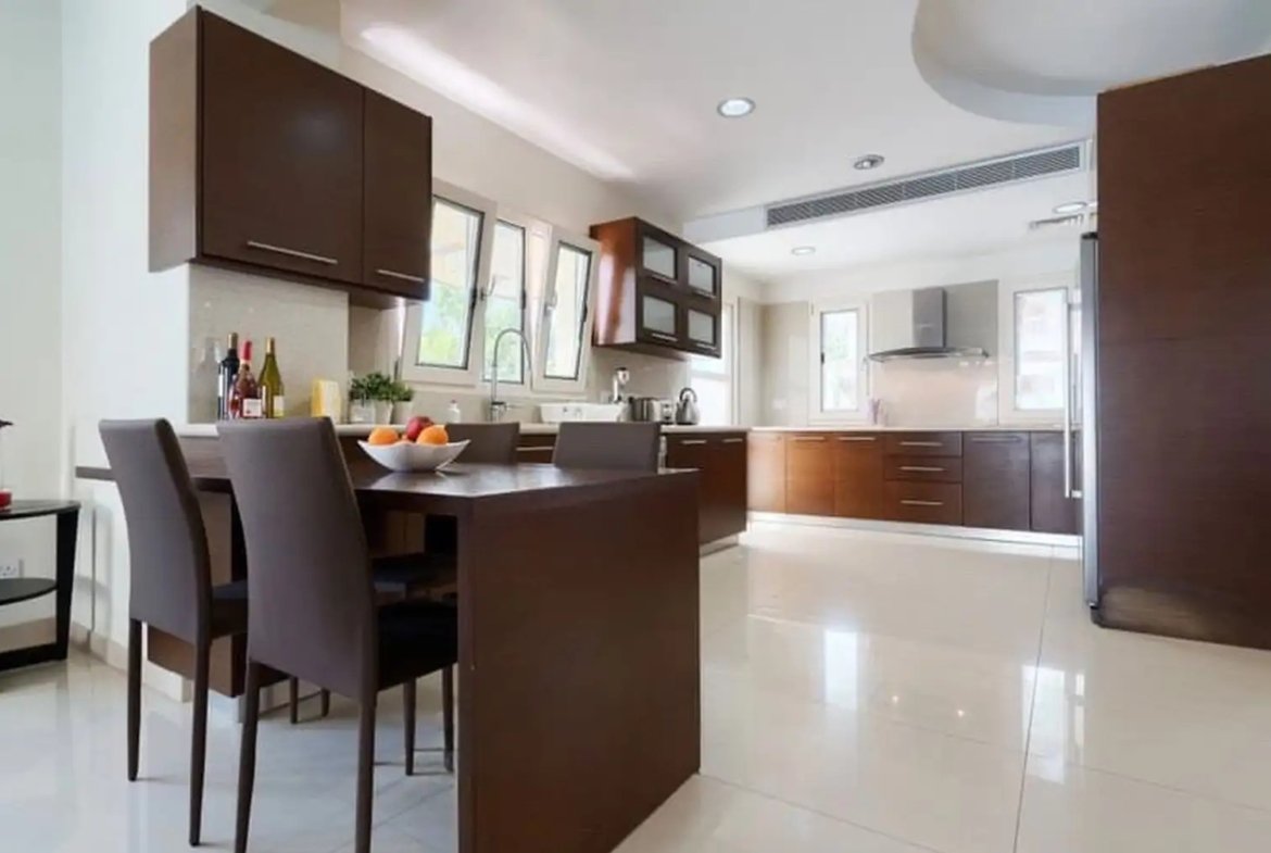 Luxury Six Bedroom Villa – Universal