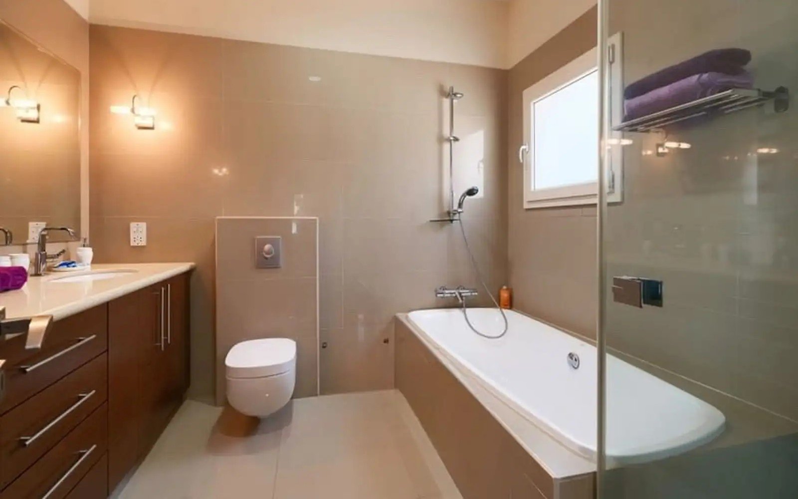 Luxury Six Bedroom Villa – Universal