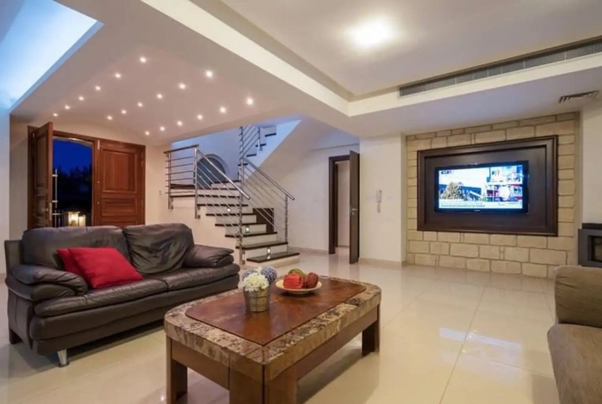 Luxury Six Bedroom Villa – Universal