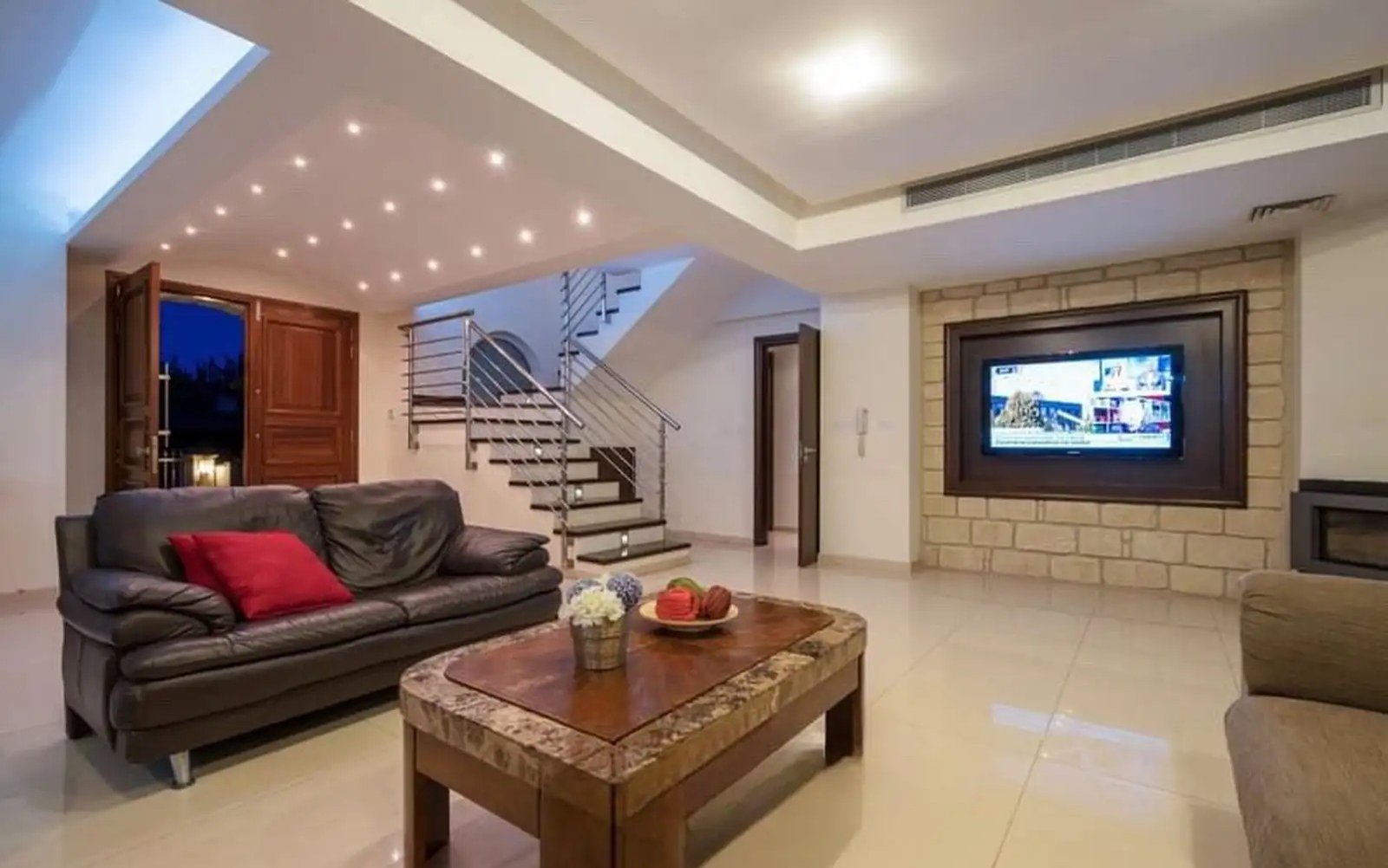 Luxury Six Bedroom Villa – Universal