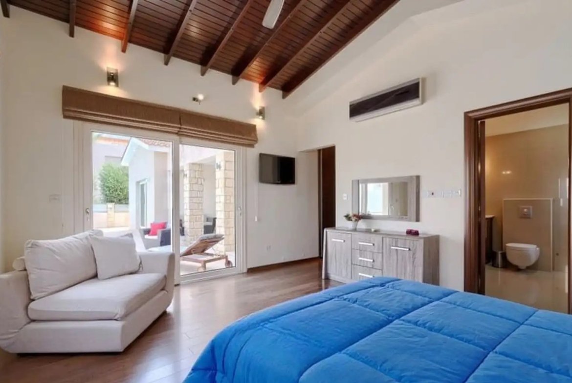 Luxury Six Bedroom Villa – Universal
