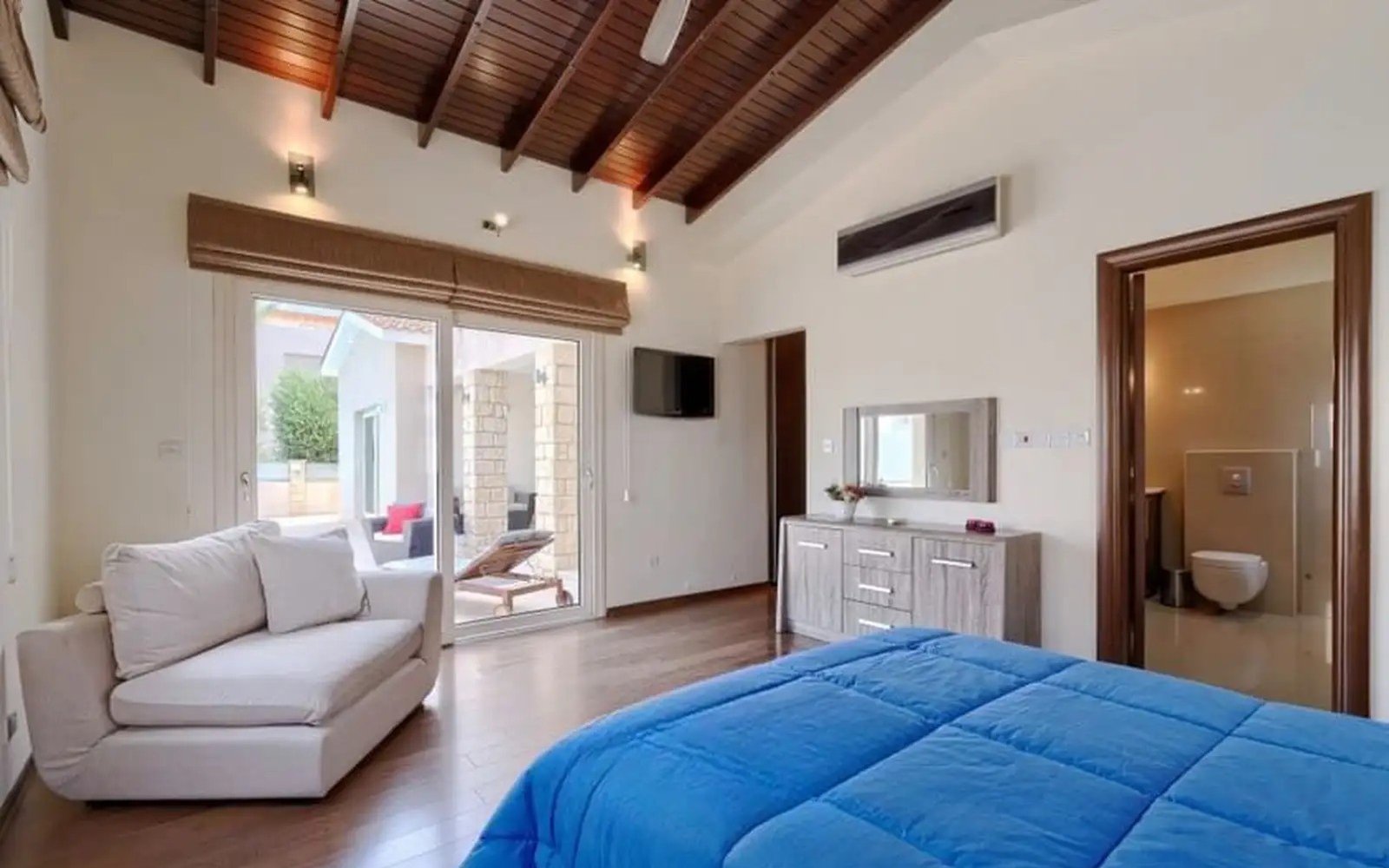 Luxury Six Bedroom Villa – Universal
