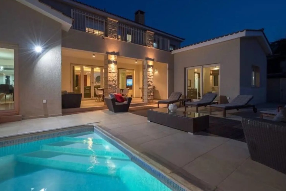 Luxury Six Bedroom Villa – Universal