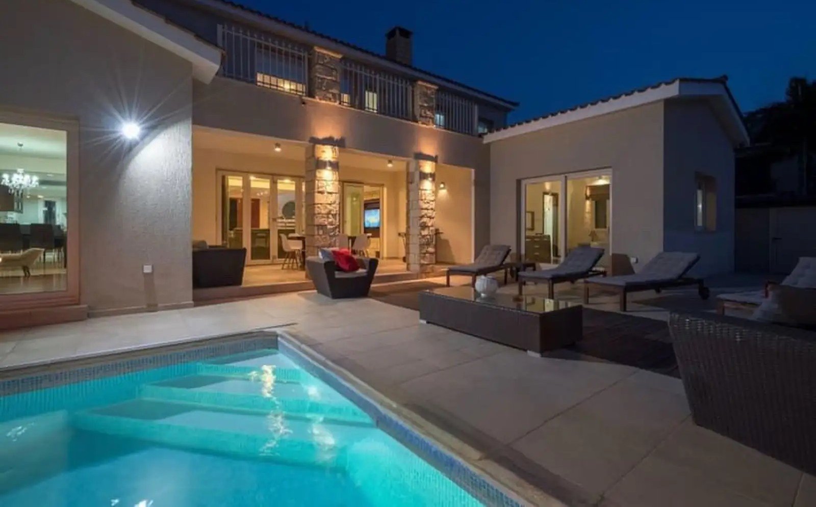 Luxury Six Bedroom Villa – Universal