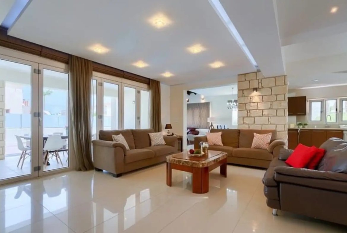 Luxury Six Bedroom Villa – Universal