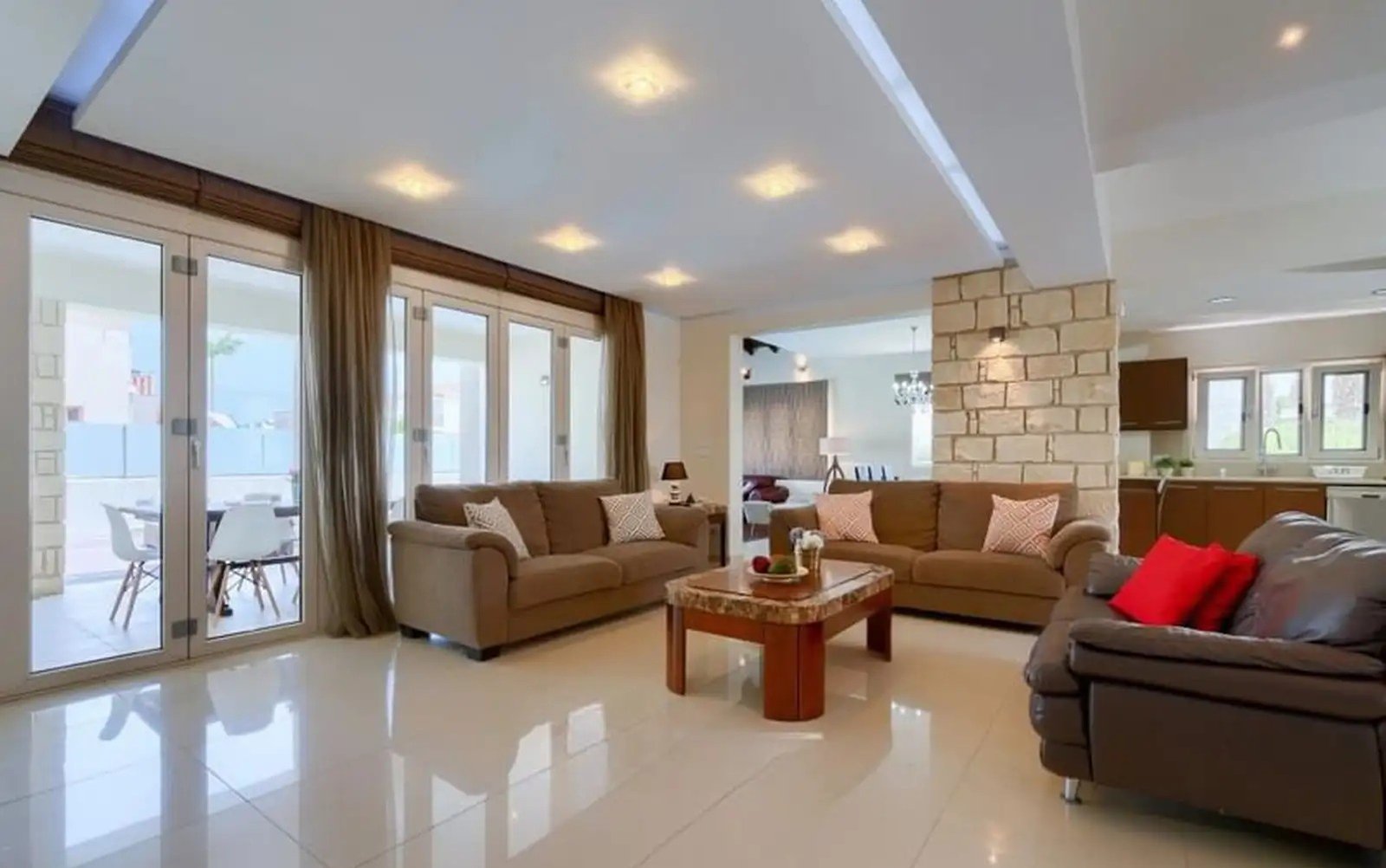 Luxury Six Bedroom Villa – Universal