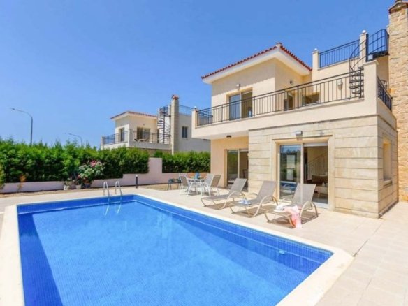 Three-Bedroom Villa with Roof Garden in Polis – Prodromi