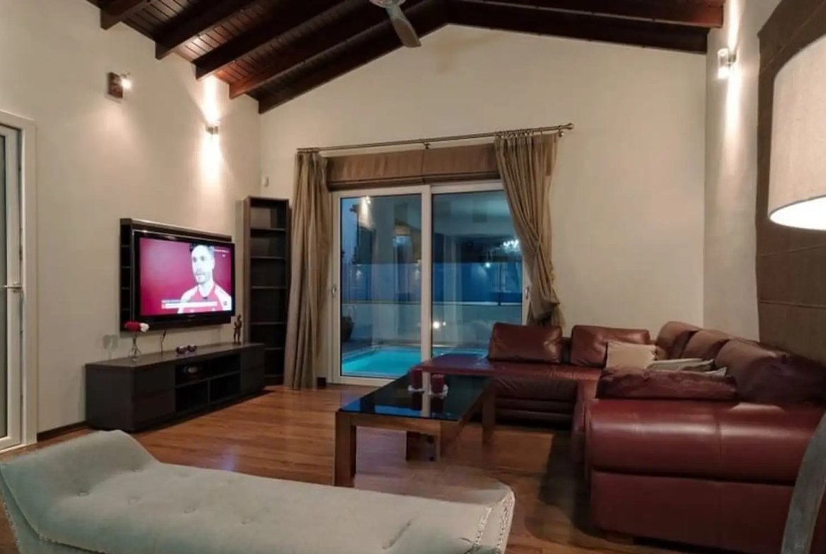 Luxury Six Bedroom Villa – Universal