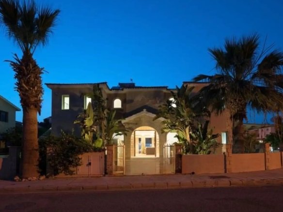 Luxury Six Bedroom Villa – Universal
