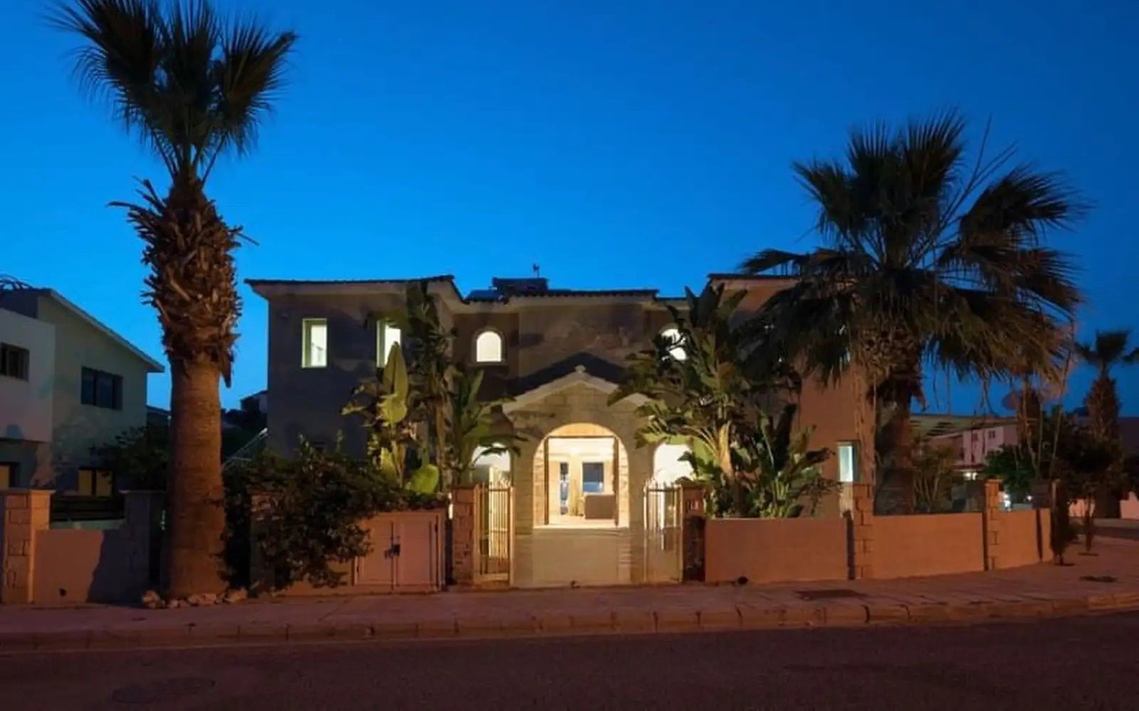 Luxury Six Bedroom Villa – Universal