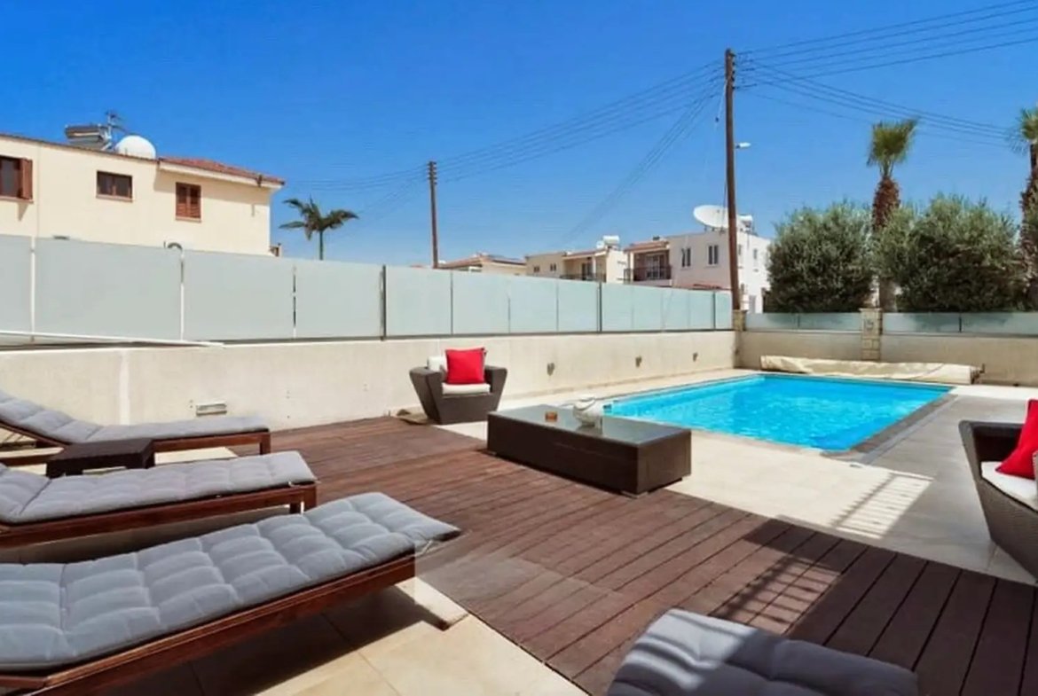 Luxury Six Bedroom Villa – Universal