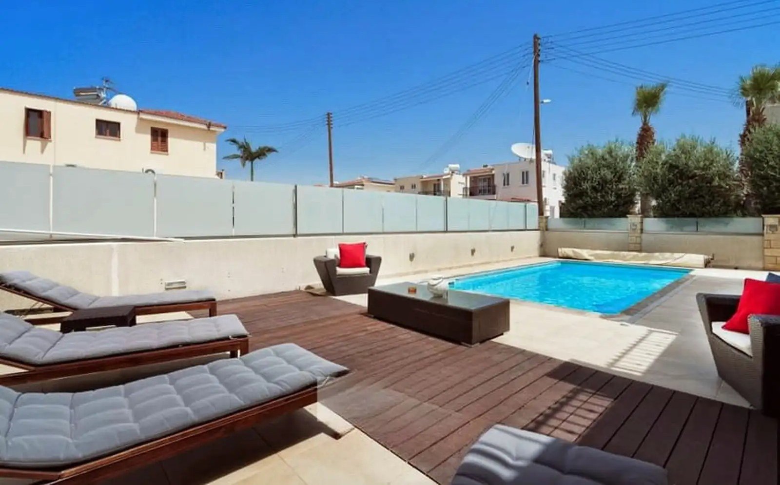 Luxury Six Bedroom Villa – Universal