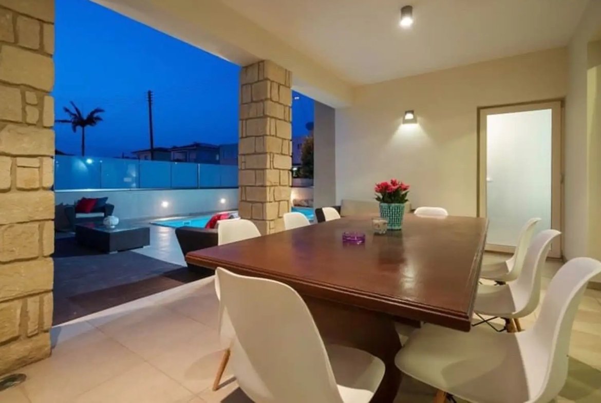 Luxury Six Bedroom Villa – Universal
