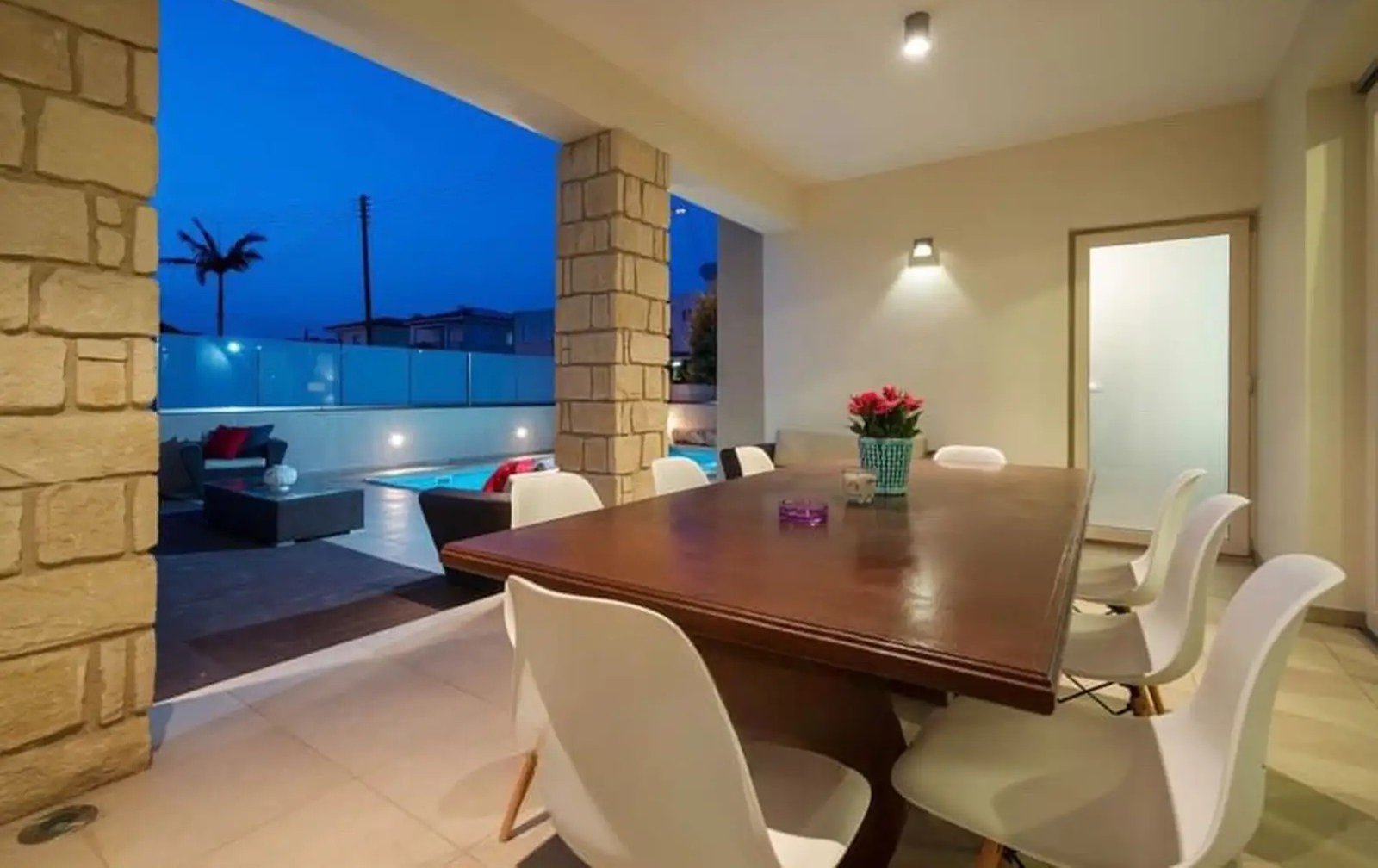 Luxury Six Bedroom Villa – Universal