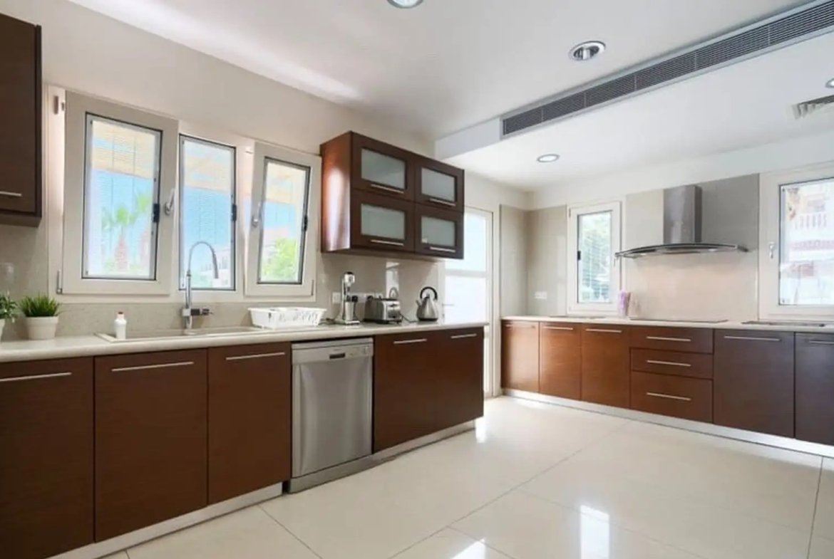Luxury Six Bedroom Villa – Universal