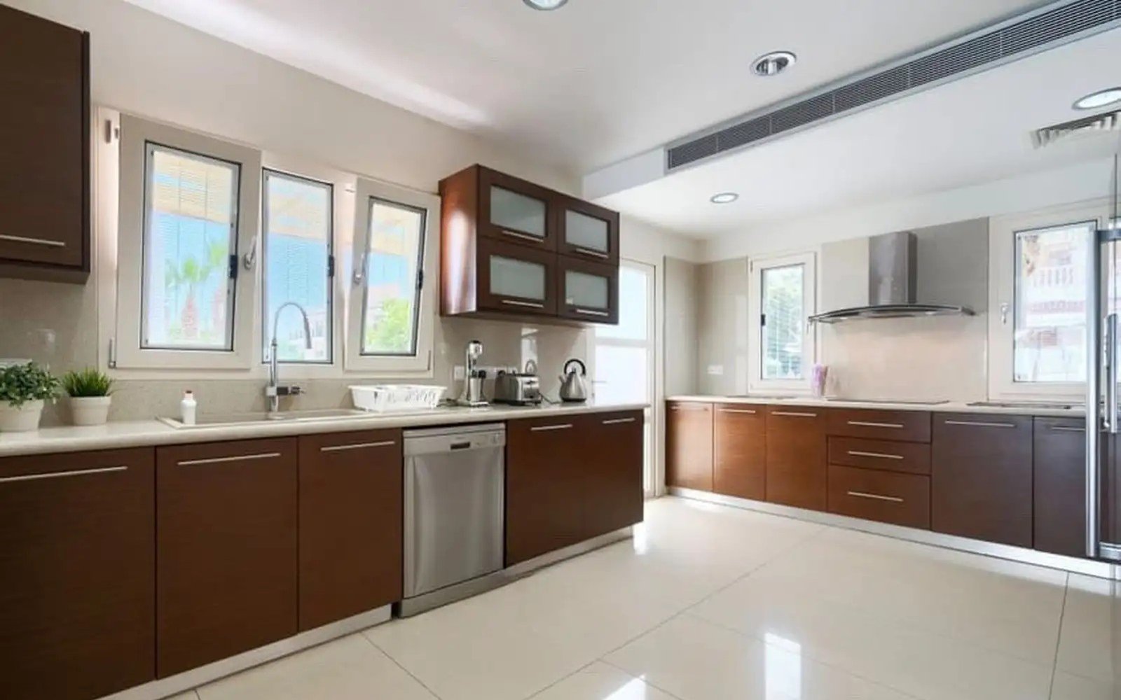 Luxury Six Bedroom Villa – Universal