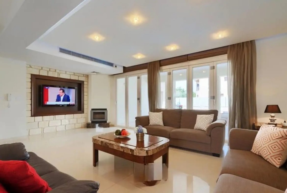 Luxury Six Bedroom Villa – Universal