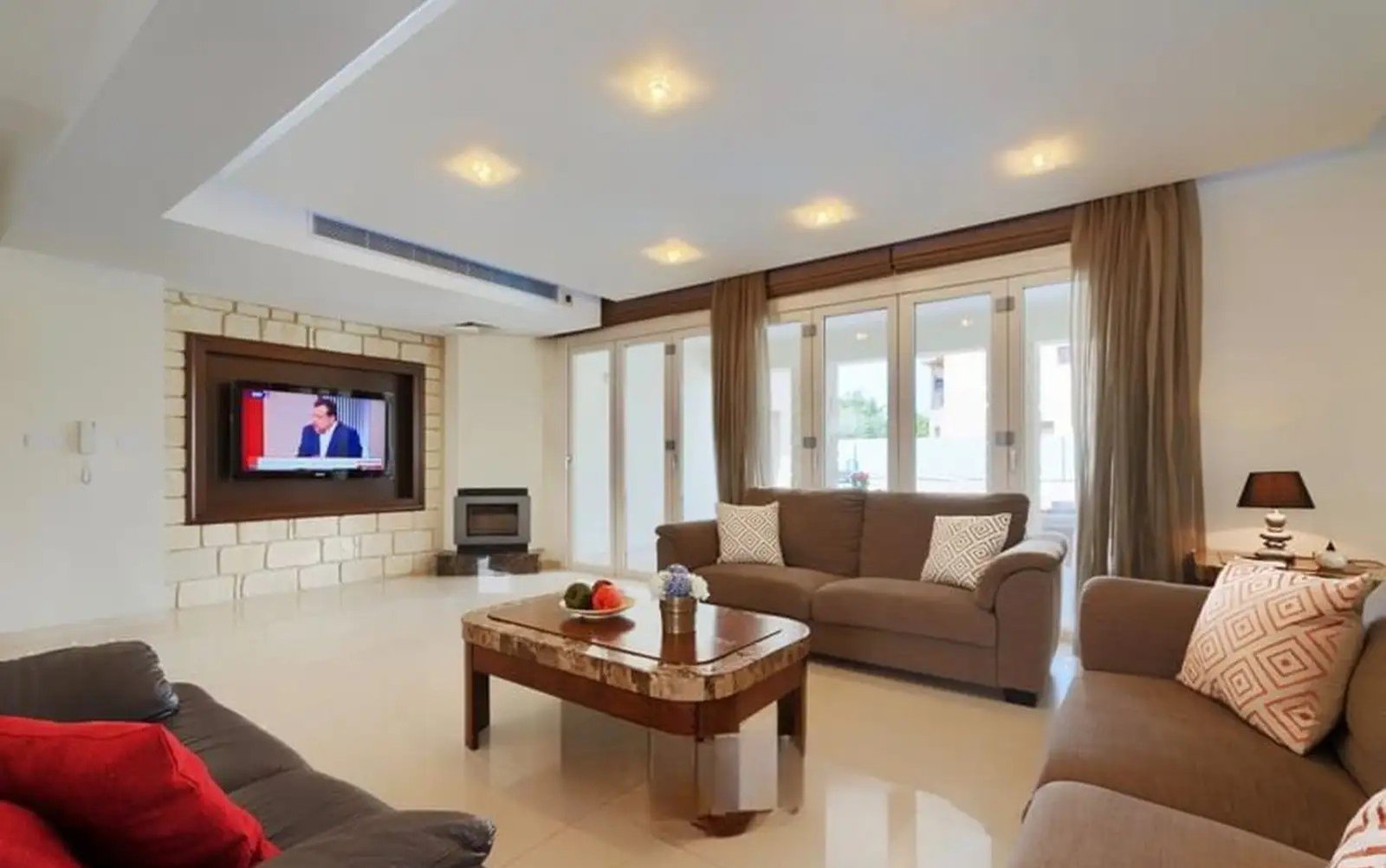 Luxury Six Bedroom Villa – Universal