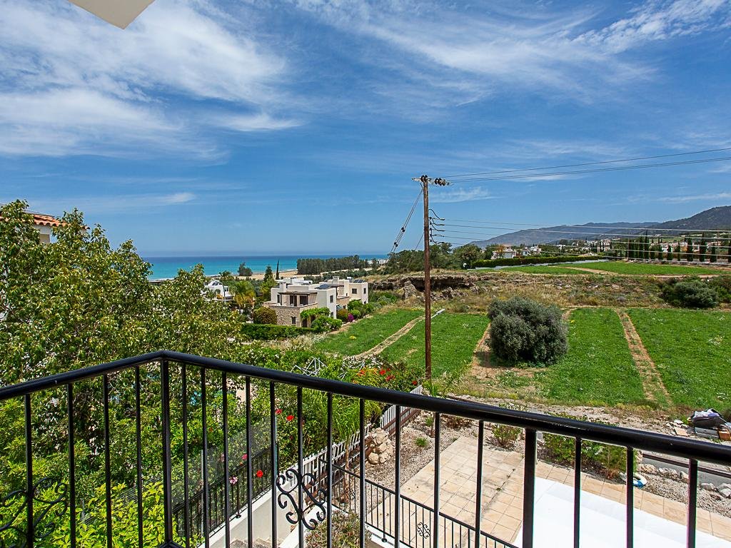 Three‑Bedroom Coastal Villa in Argaka