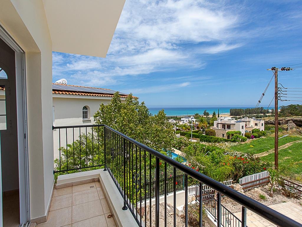 Three‑Bedroom Coastal Villa in Argaka