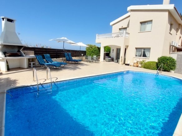 Elegant Three-Bedroom Villa in Pegeia