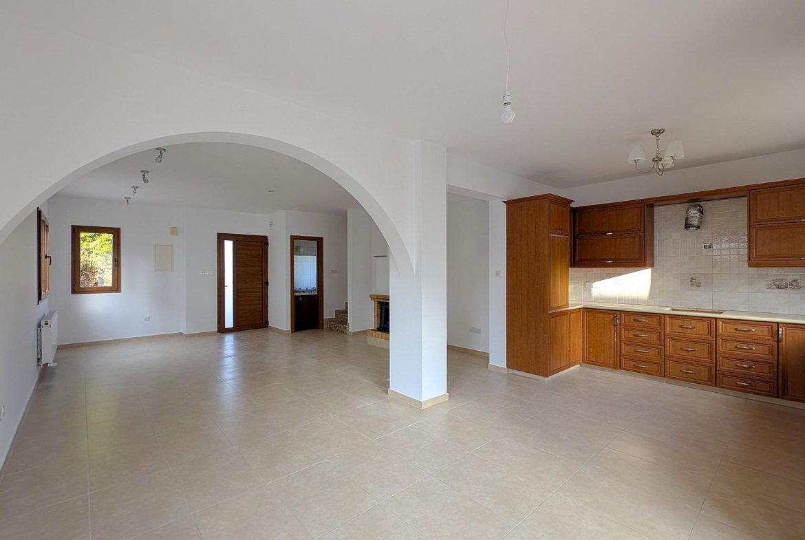Three‑Bedroom Villa in Tsada