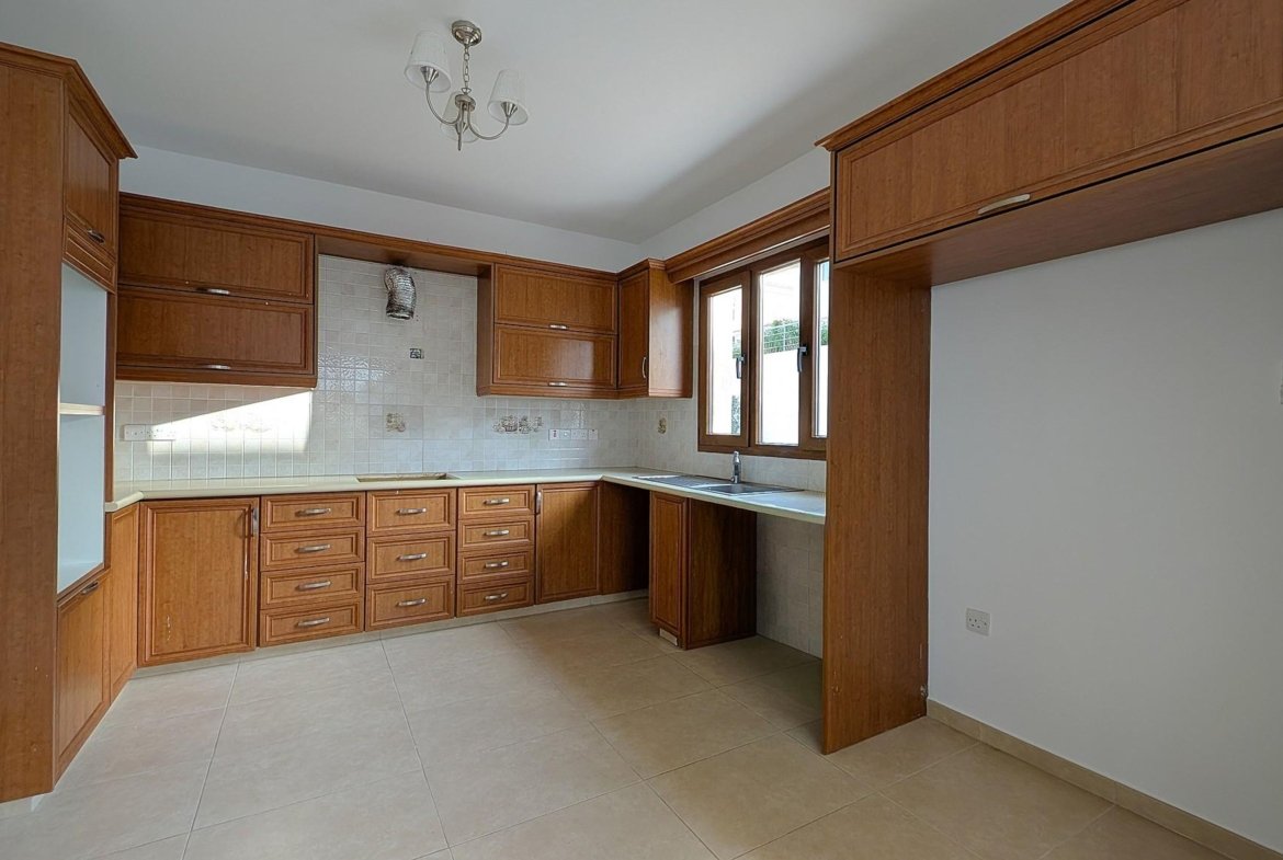 Three‑Bedroom Villa in Tsada