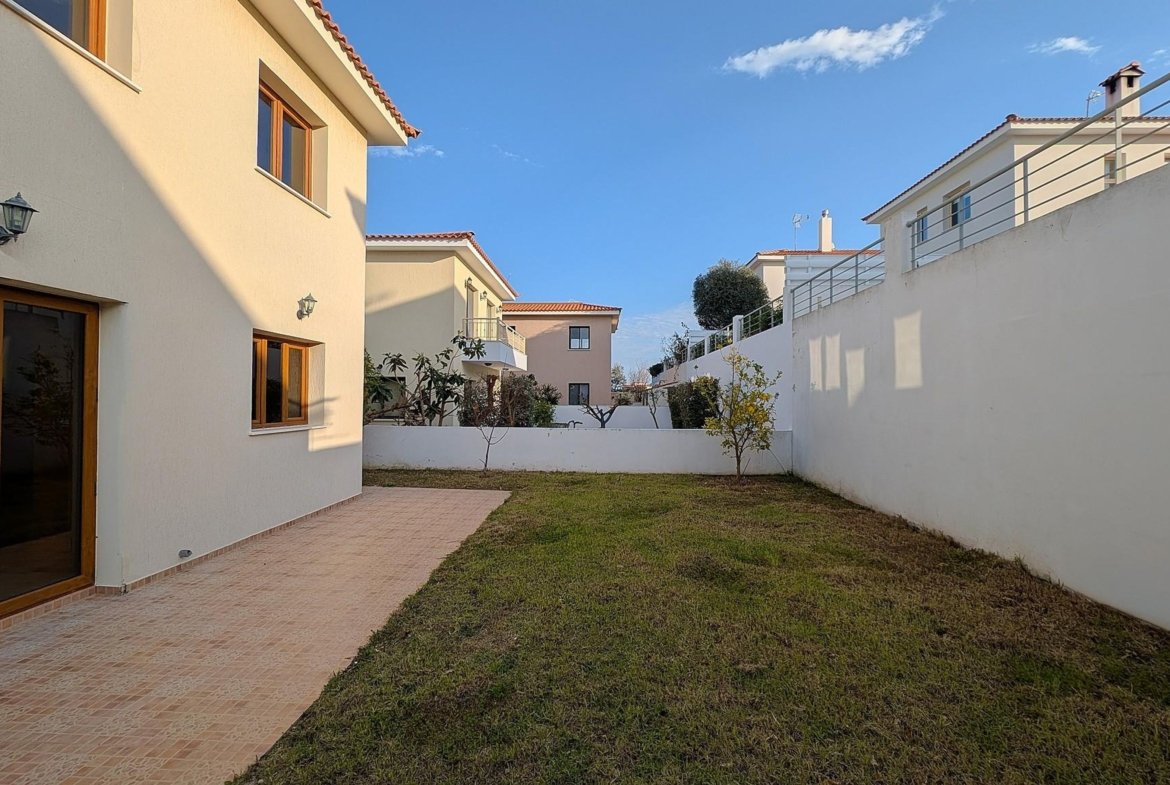 Three‑Bedroom Villa in Tsada