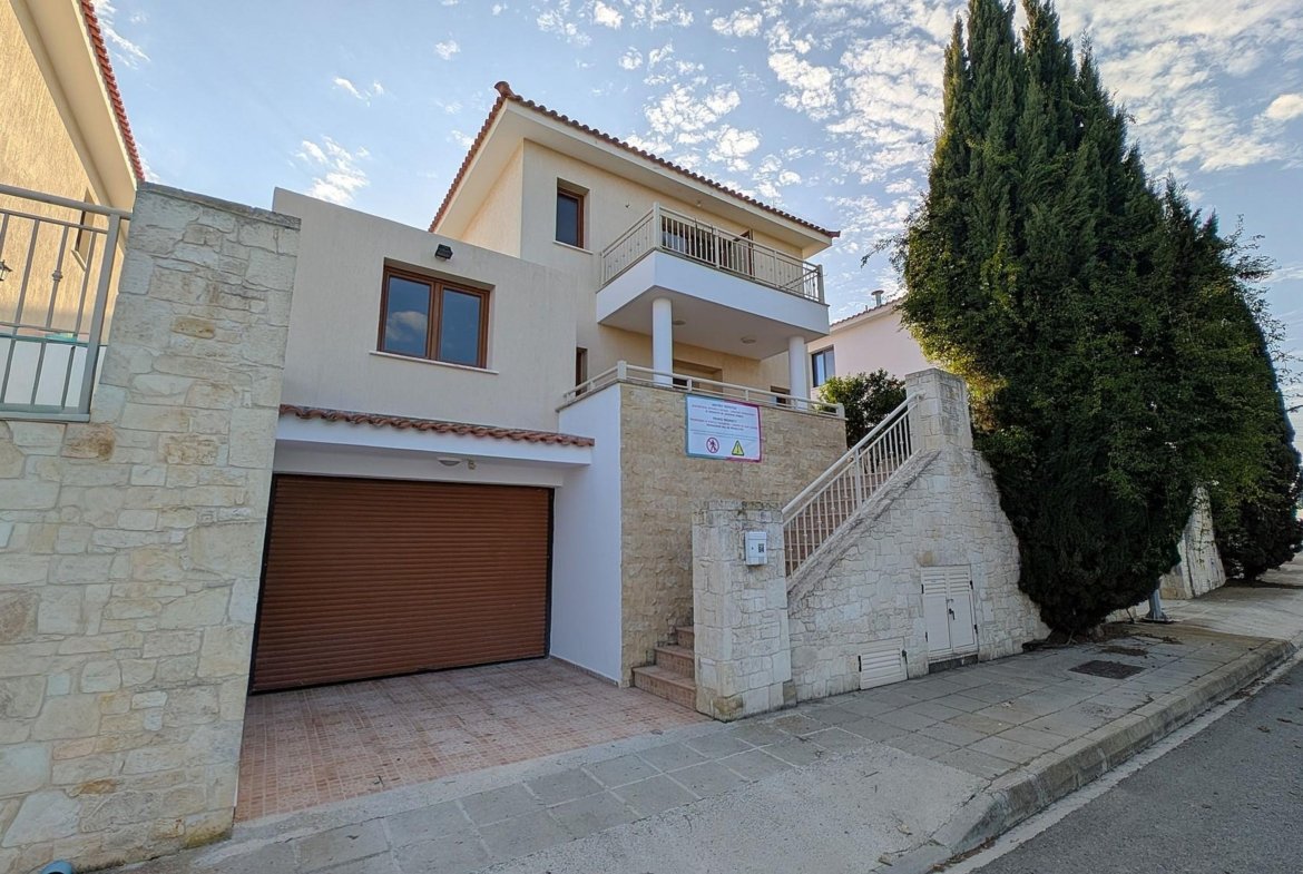 Three‑Bedroom Villa in Tsada