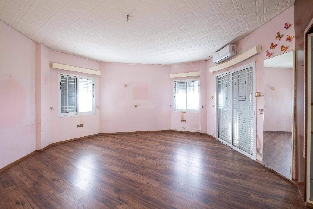 Luxury Six‑Bedroom Residence with Pool in Pegeia