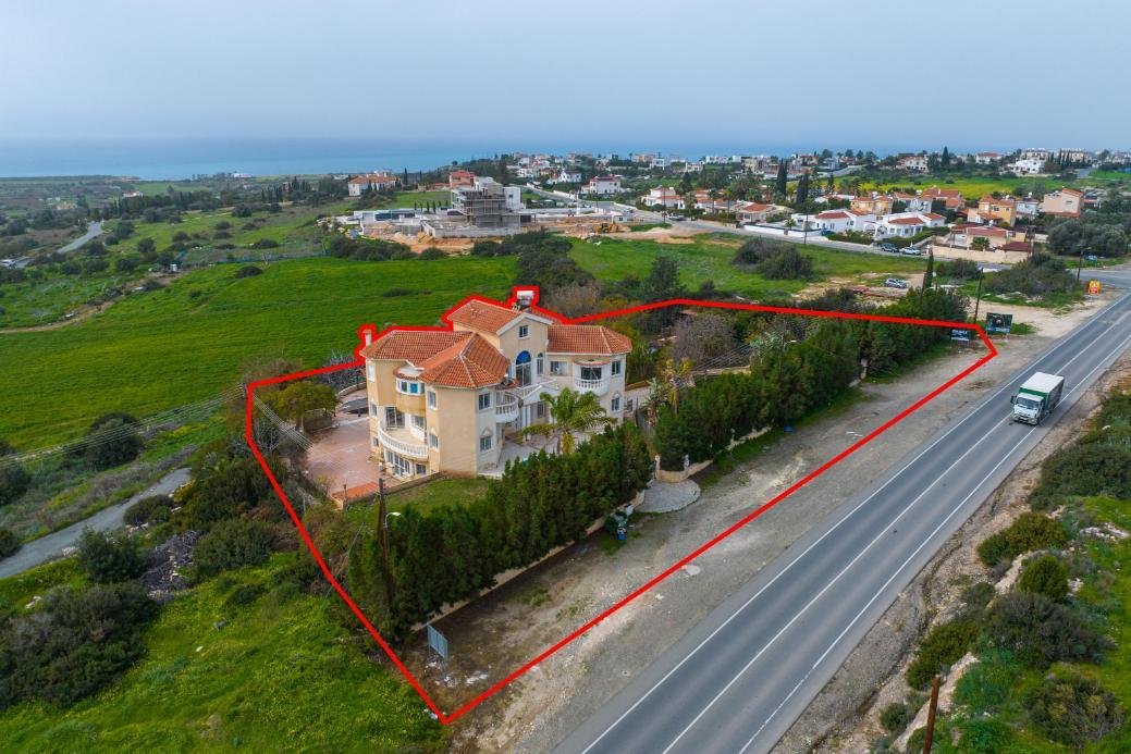 Luxury Six‑Bedroom Residence with Pool in Pegeia