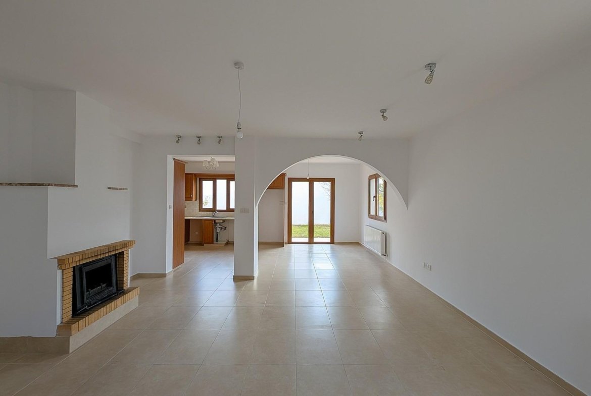 Three‑Bedroom Villa in Tsada