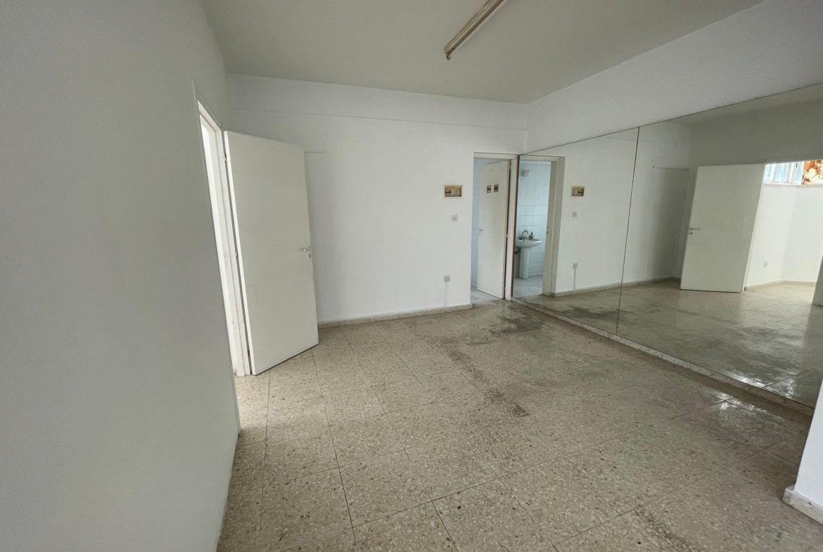 Prime Retail Shop High Visibility Location – Pegeia