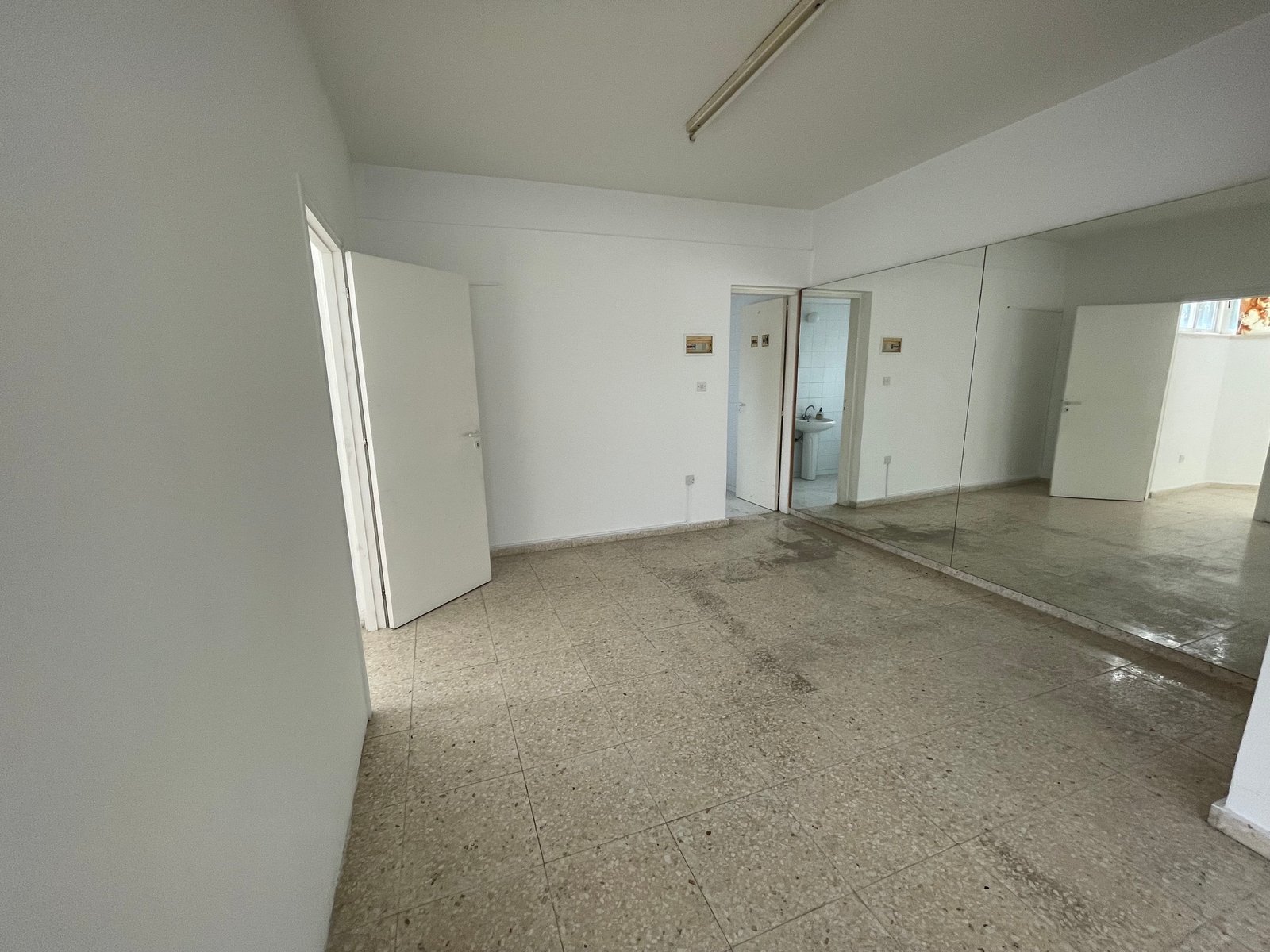 Prime Retail Shop High Visibility Location – Pegeia