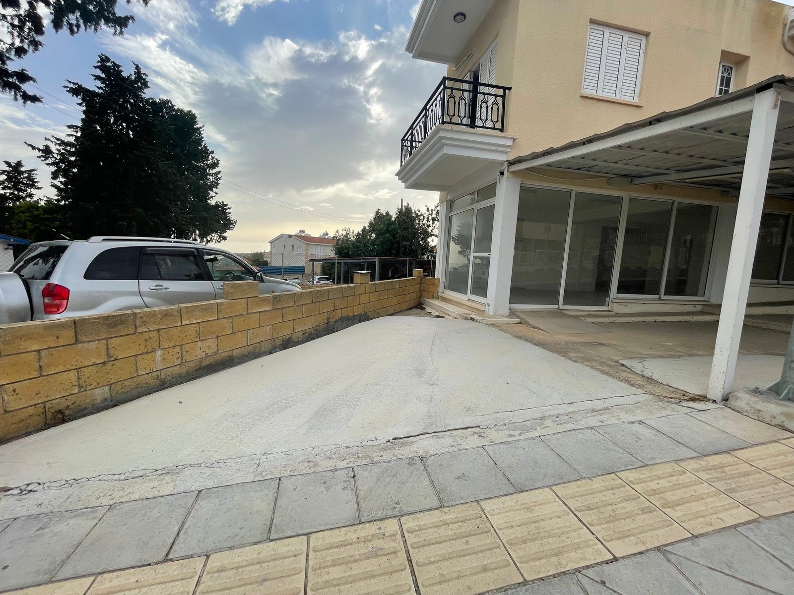 Prime Retail Shop High Visibility Location – Pegeia
