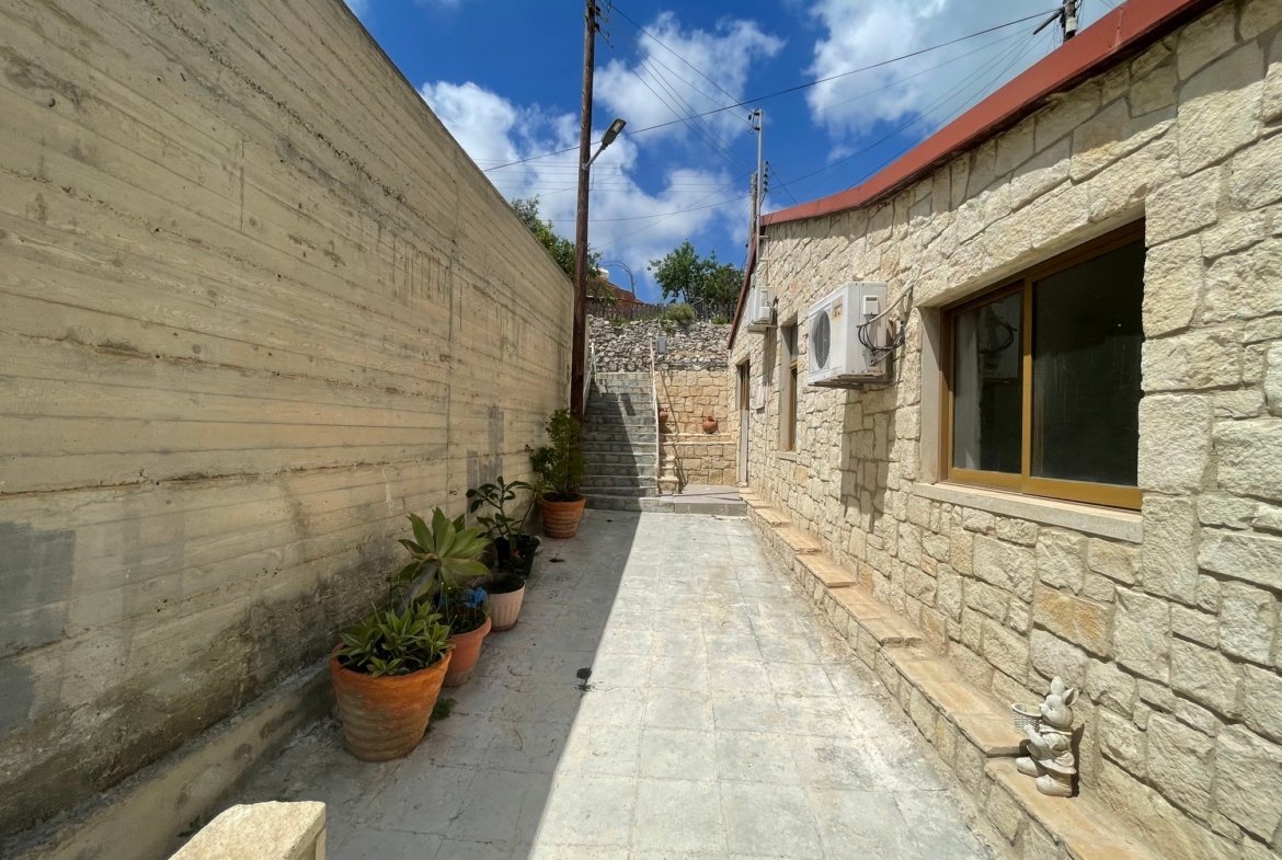 Charming Three Bedroom Stone Village House for Rent – Mesogi