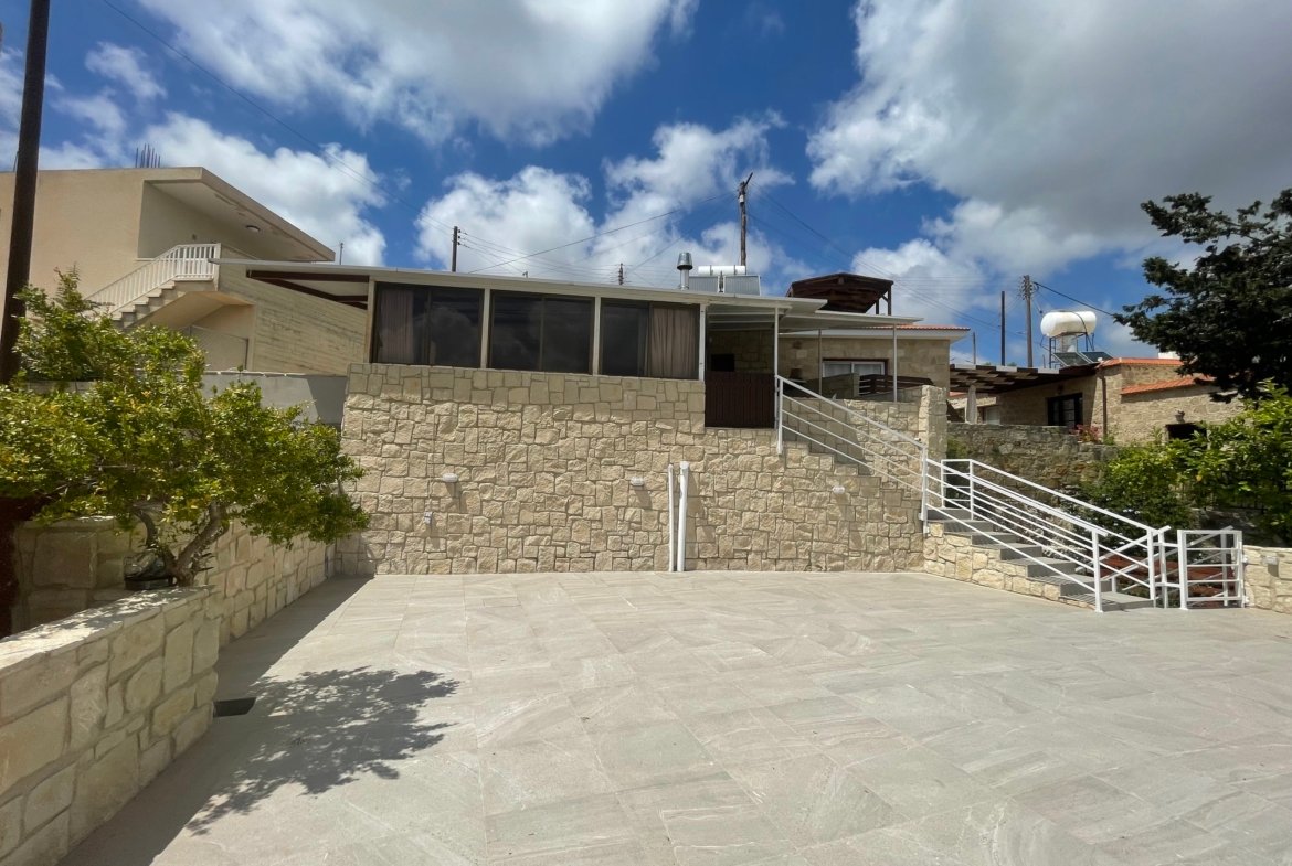 Charming Three Bedroom Stone Village House for Rent – Mesogi