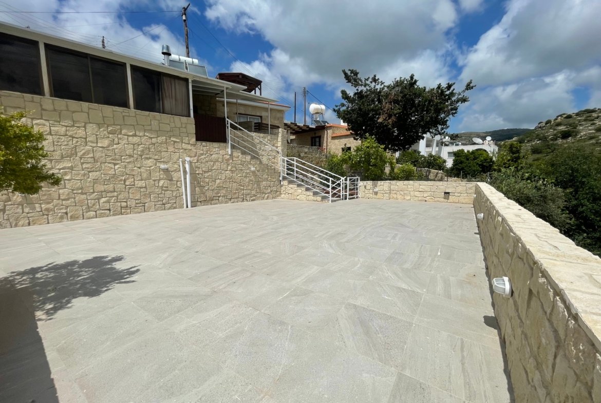 Charming Three Bedroom Stone Village House for Rent – Mesogi