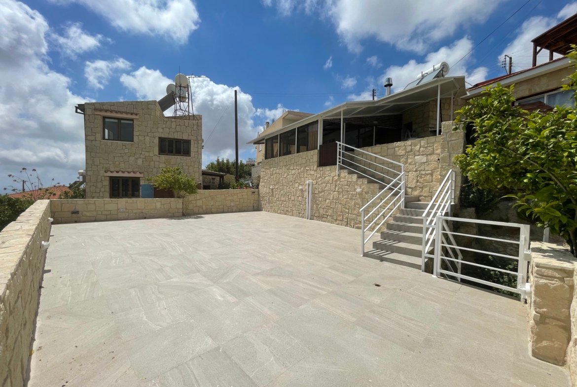 Charming Three Bedroom Stone Village House for Rent – Mesogi