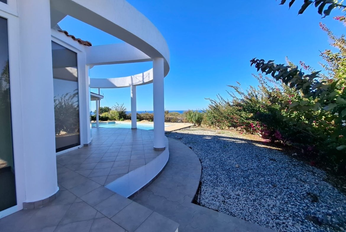 Superb Three‑Bedroom Villa for Sale in Kissonerga