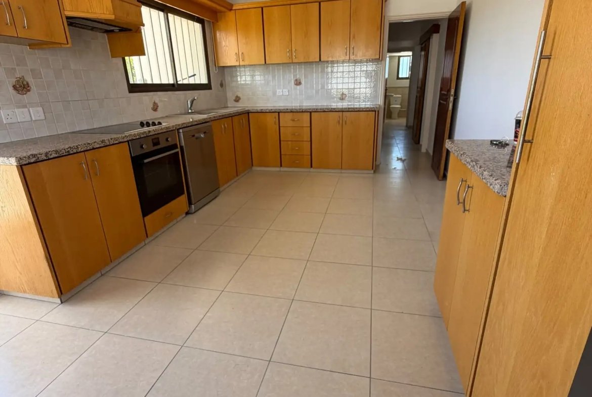 Three-Bedroom Bungalow for Long-Term Rent in Coral Bay