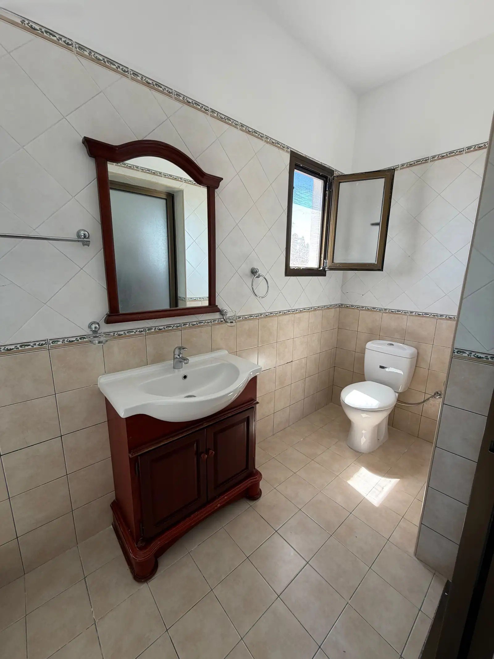 Three-Bedroom Bungalow for Long-Term Rent in Coral Bay