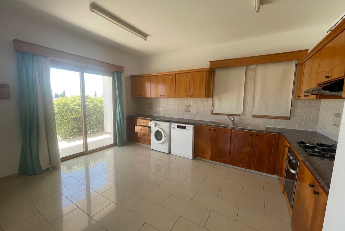 Spacious Four-Bedroom Villa with Stunning Views in Coral Bay