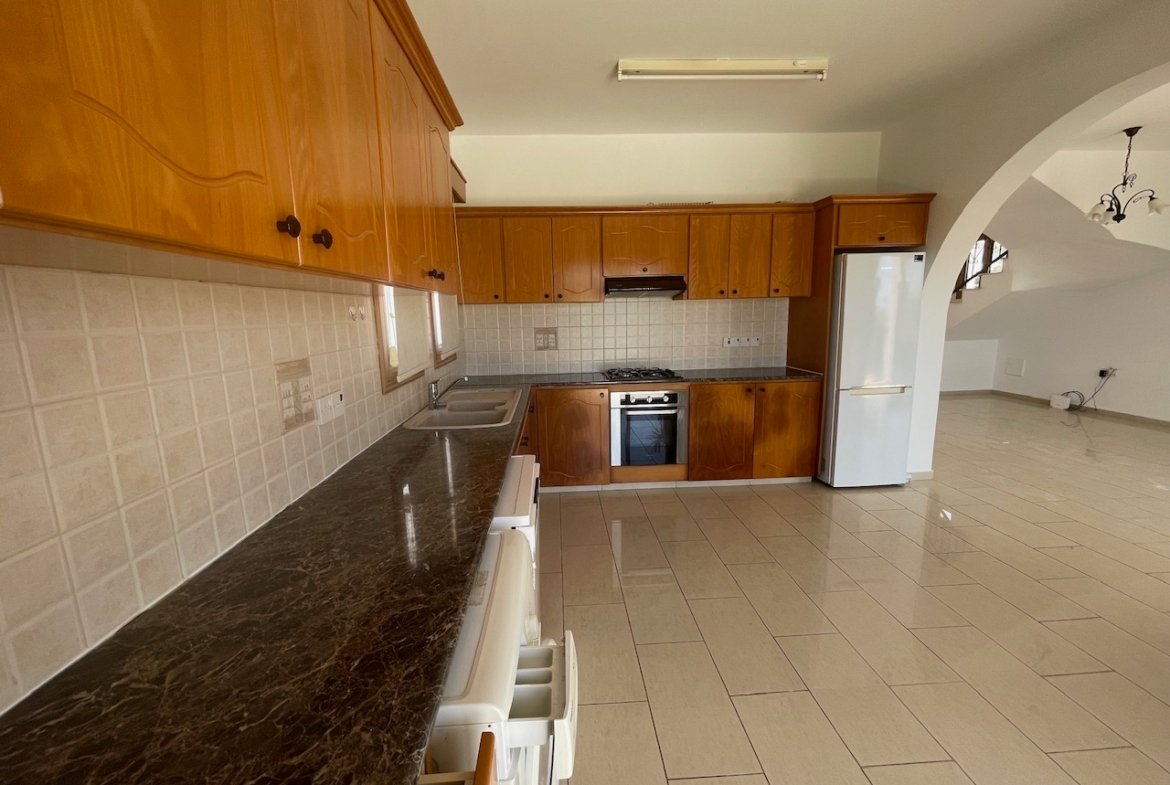Spacious Four-Bedroom Villa with Stunning Views in Coral Bay