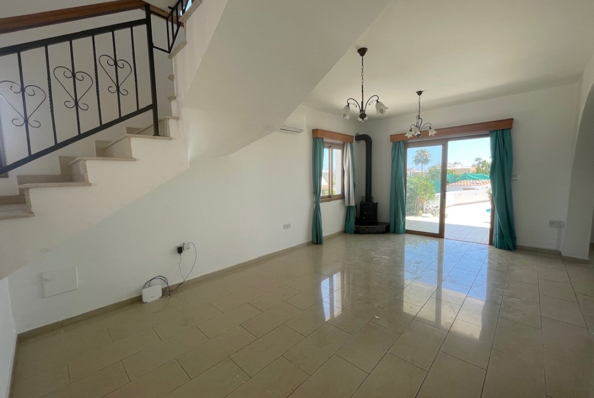 Spacious Four-Bedroom Villa with Stunning Views in Coral Bay