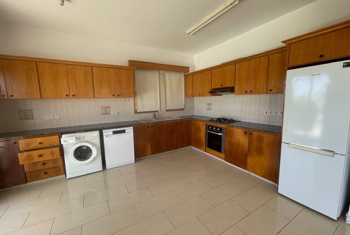 Spacious Four-Bedroom Villa with Stunning Views in Coral Bay