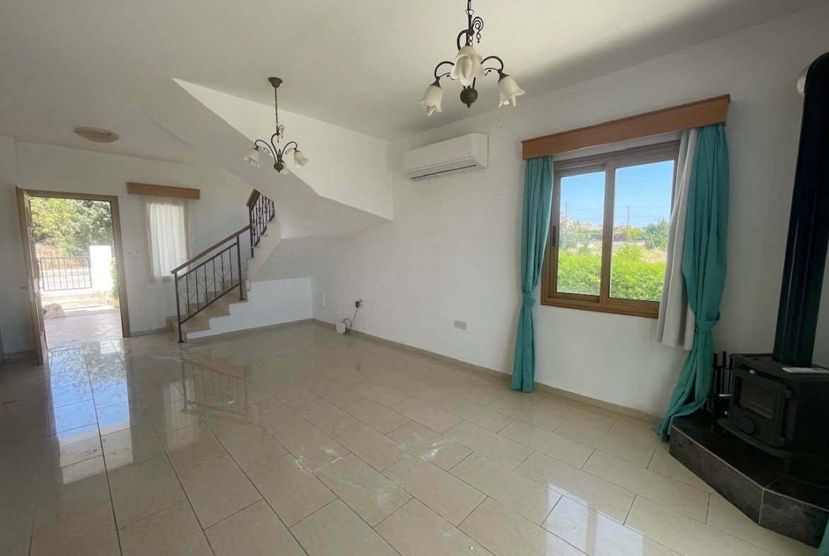 Spacious Four-Bedroom Villa with Stunning Views in Coral Bay
