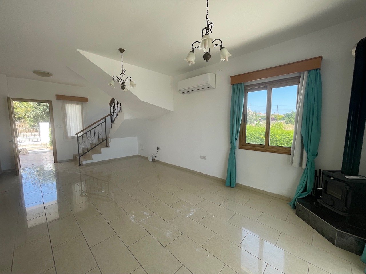 Spacious Four-Bedroom Villa with Stunning Views in Coral Bay