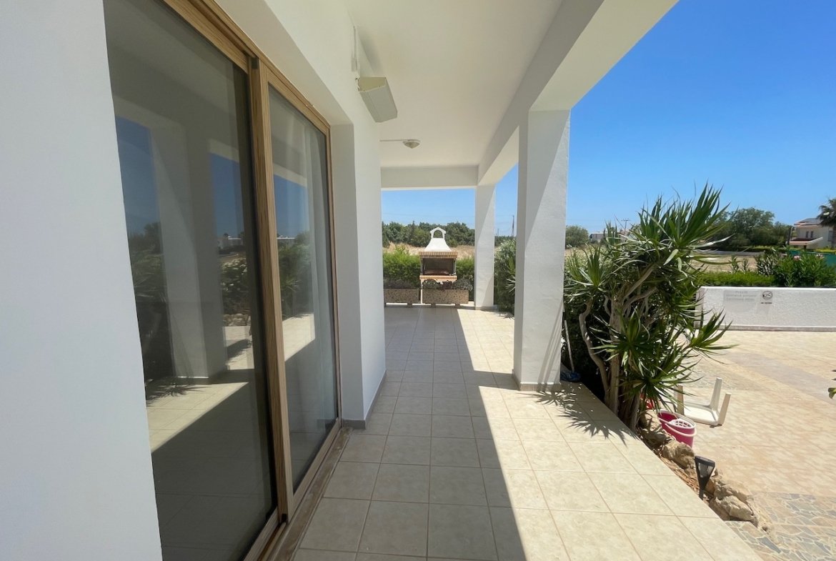 Spacious Four-Bedroom Villa with Stunning Views in Coral Bay